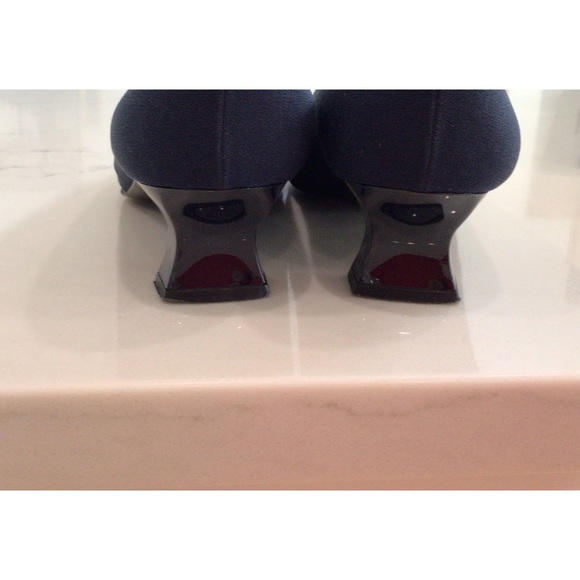 Stuart Weitzman Navy Bow Pump, Size 7M, Excellent Condition - Picture 2 of 6